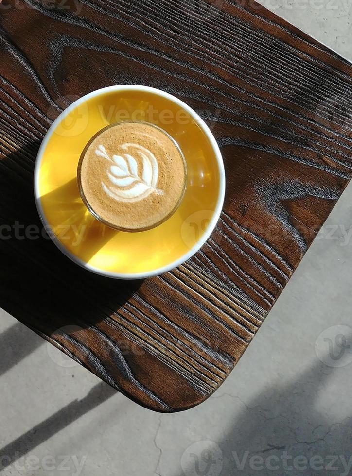 Kaffeemilch in Baumform in gelber Schale foto