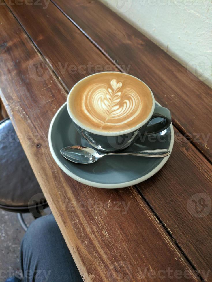 Cappuccino mit Herzform in einer Tasse foto