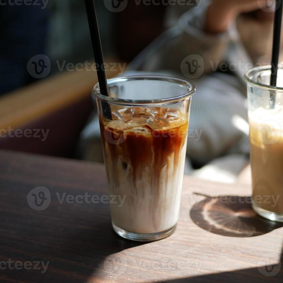 Milchkaffee mit Karamell drauf im Glas foto