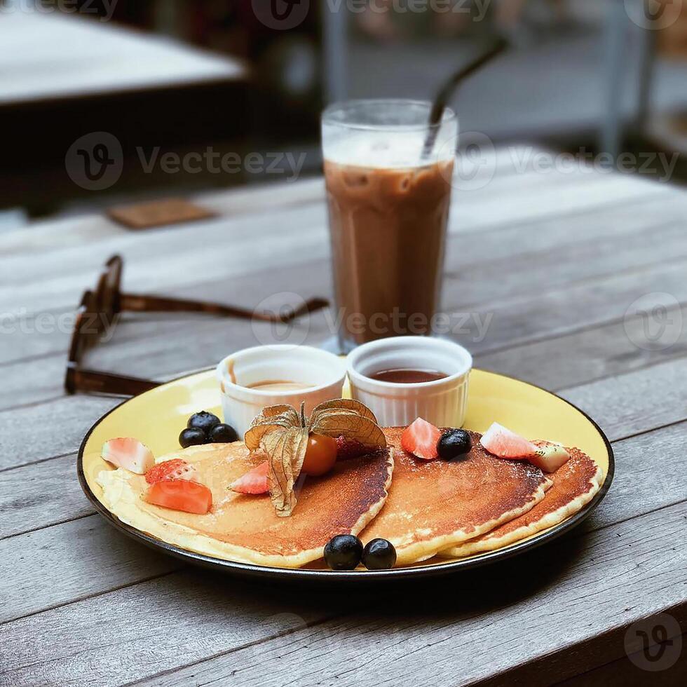 Essen mit Honig auf einem Teller mit Schokoladenmilch foto