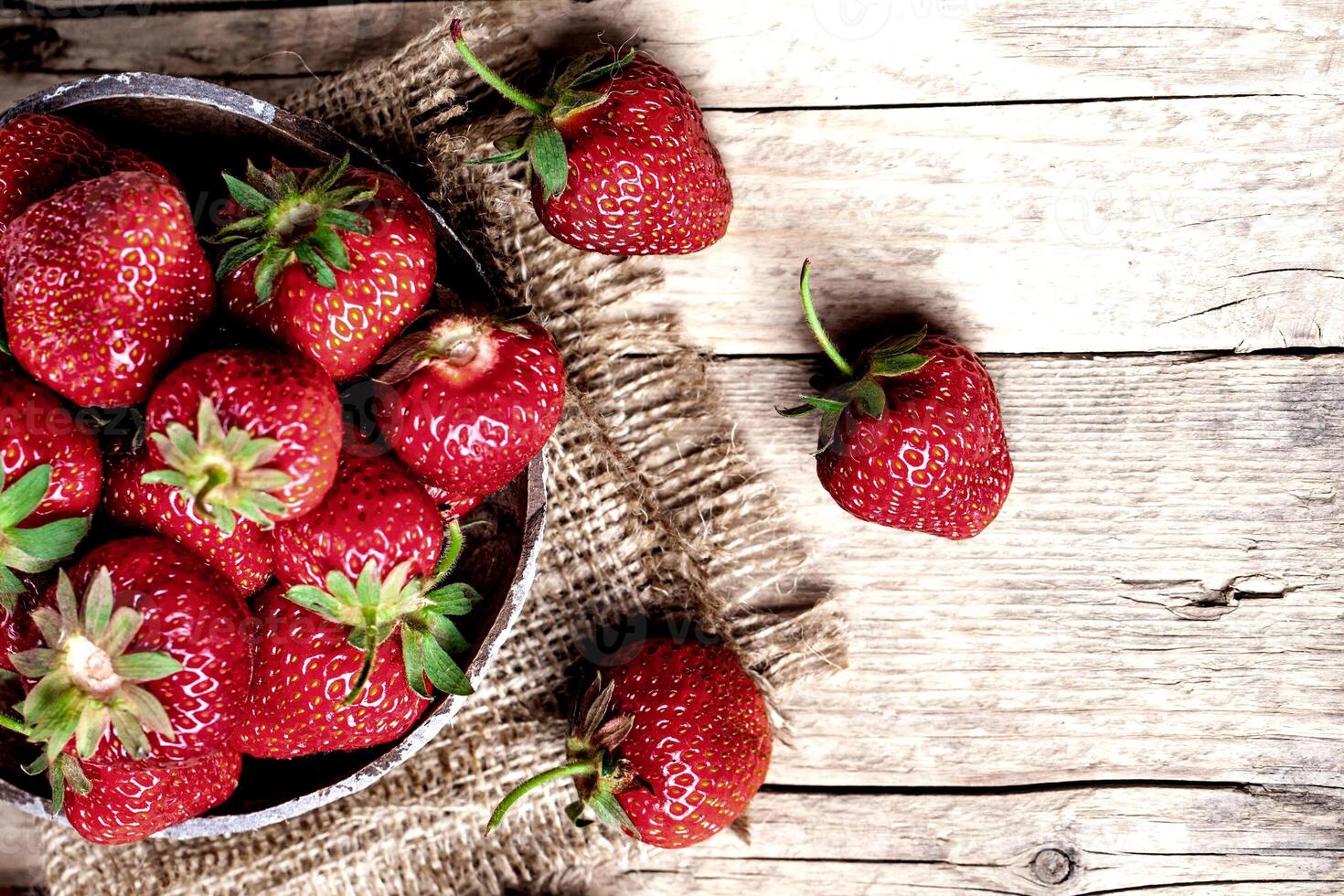 rote erdbeerfrucht kreativer hintergrund tropische frische früchte bunt gesund foto