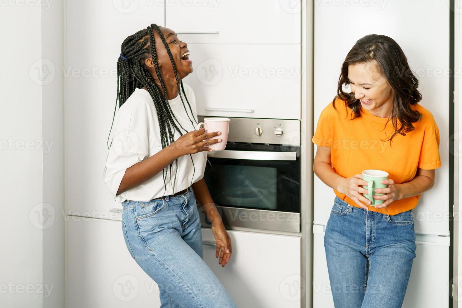 zwei studentenfreunde machen zu hause gemeinsam eine kaffeepause. foto