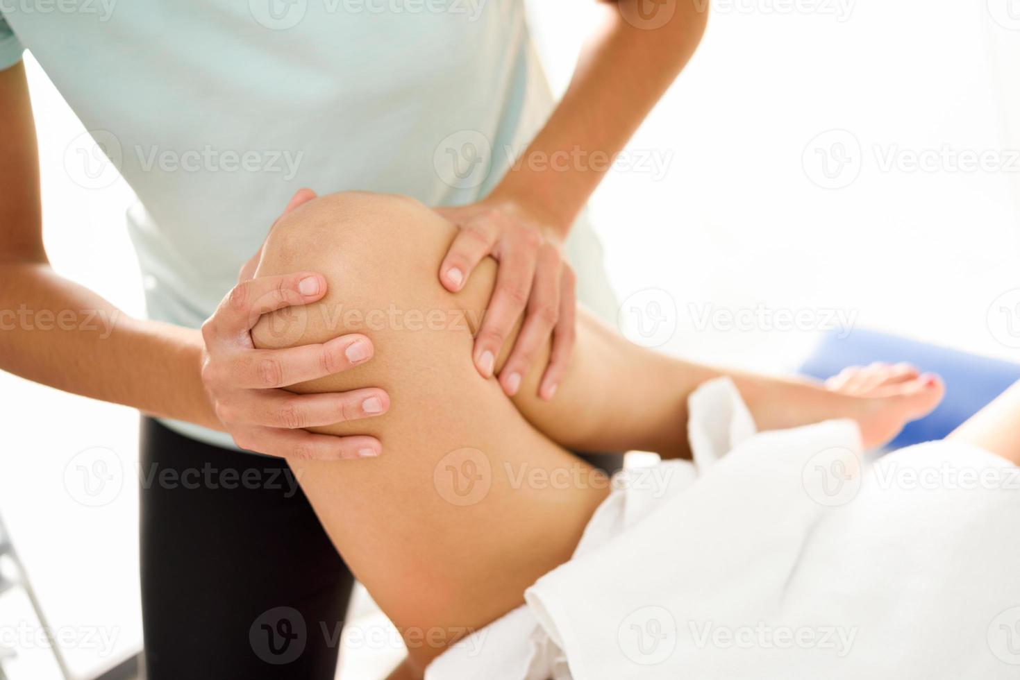 medizinische Massage am Bein in einem Physiotherapiezentrum. foto