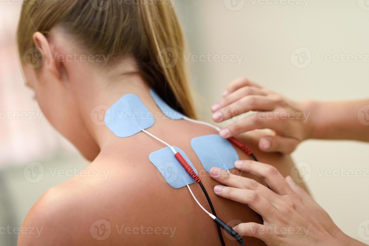 Elektrostimulation in der Physiotherapie bei einer jungen Frau foto