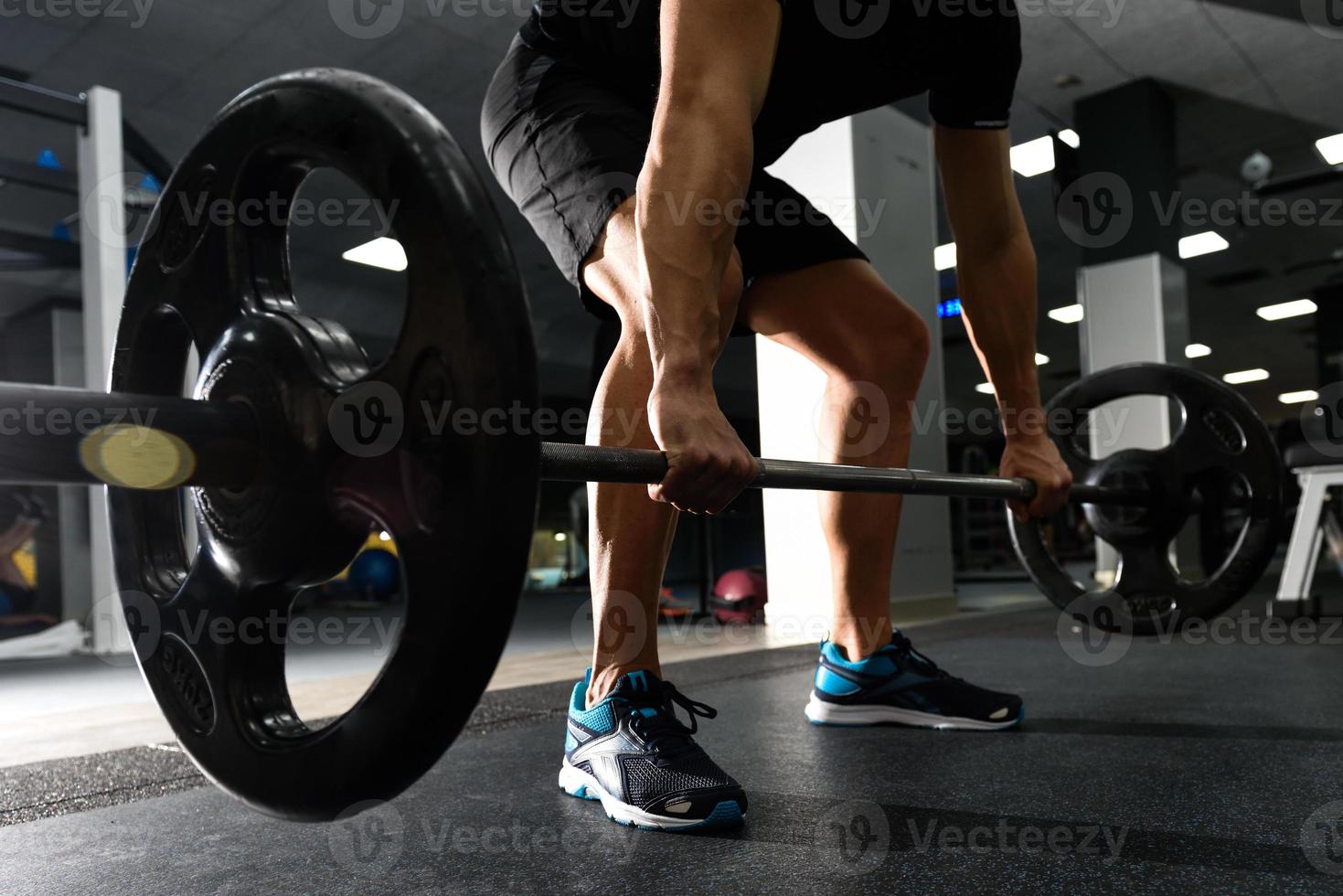 Nahaufnahme von Gewichtheben Training im Fitnessstudio mit Langhantel. foto