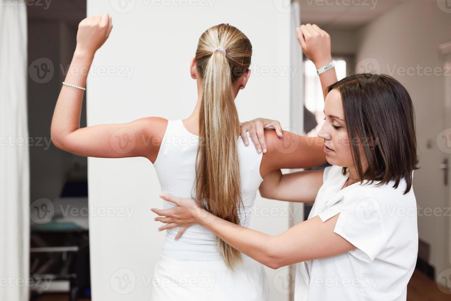 medizinischer Check an der Schulter in einem Physiotherapiezentrum. foto