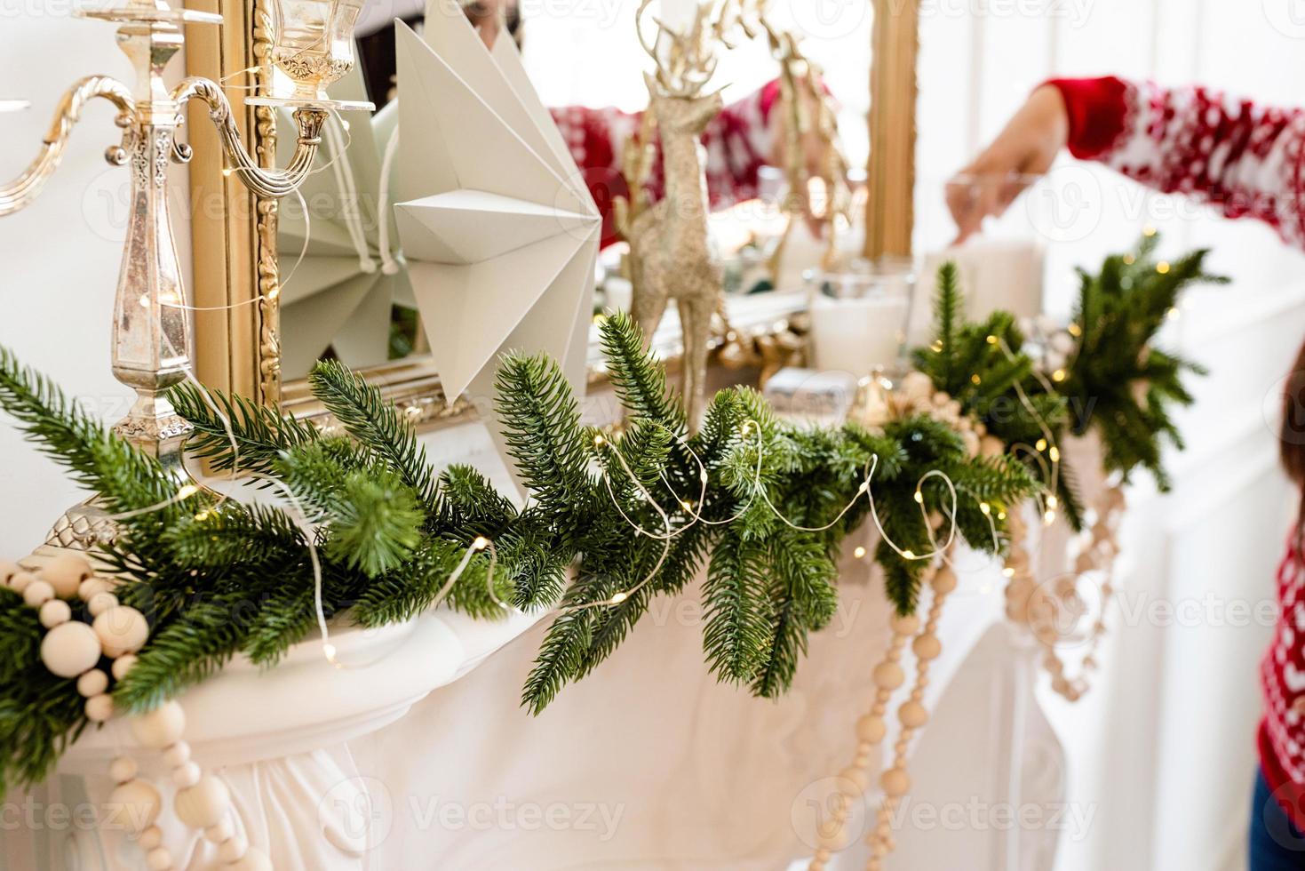 Nahaufnahme von Weihnachtsschmuck im Wohnzimmerinnenraum foto