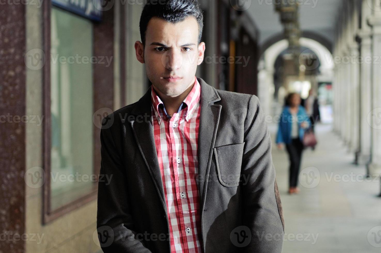 junger gutaussehender mann, modemodell, mit jacke und hemd foto