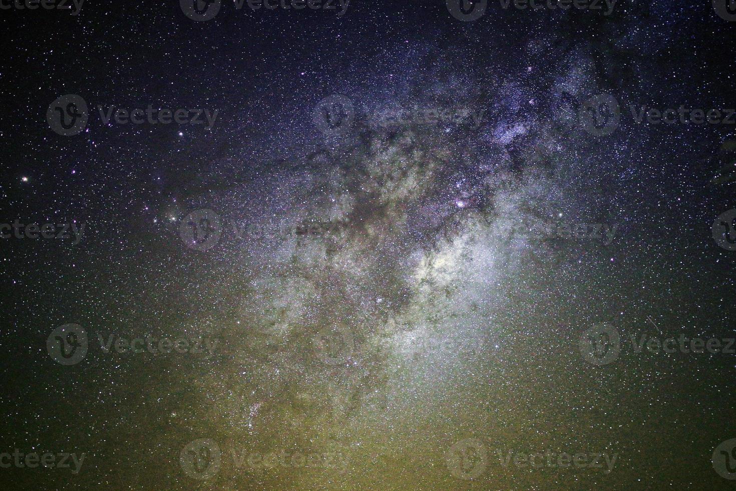Hellgelbes dramatisches Galaxie-Nachtpanorama aus dem Monduniversumsraum am Nachthimmel foto