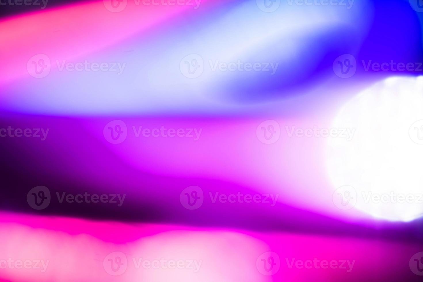 lila und blau verwischen mehrfarbig funkeln hell abstrakt bunt auf schwarz foto