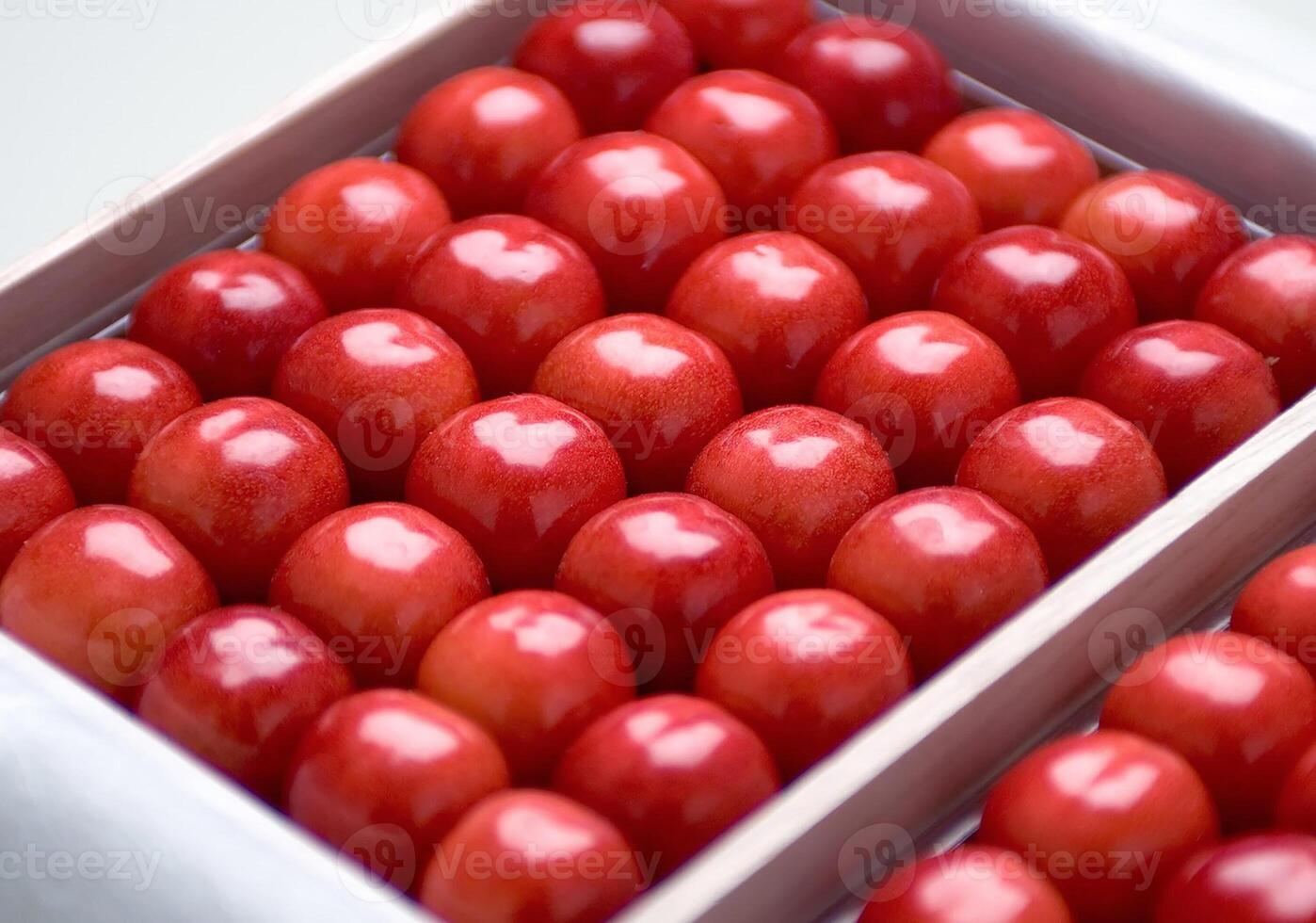 frische Kirschen und leuchtendes Rot in einem weißen Behälter foto