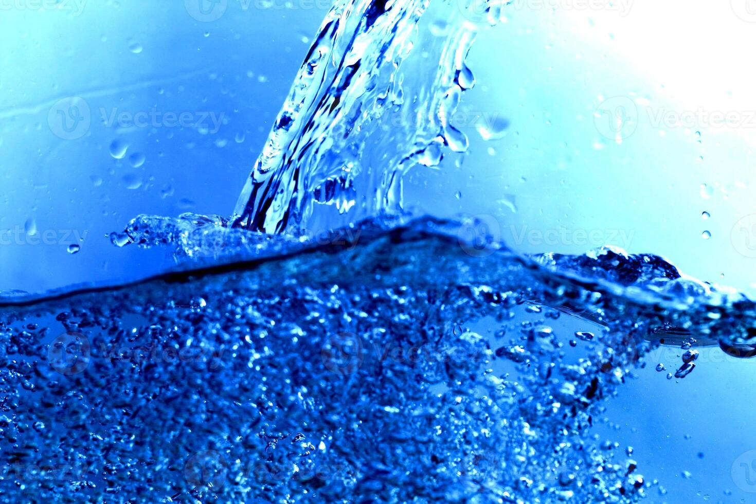 hellblaue transparente Wasserwellenoberfläche mit Spritzblase auf Blau. foto