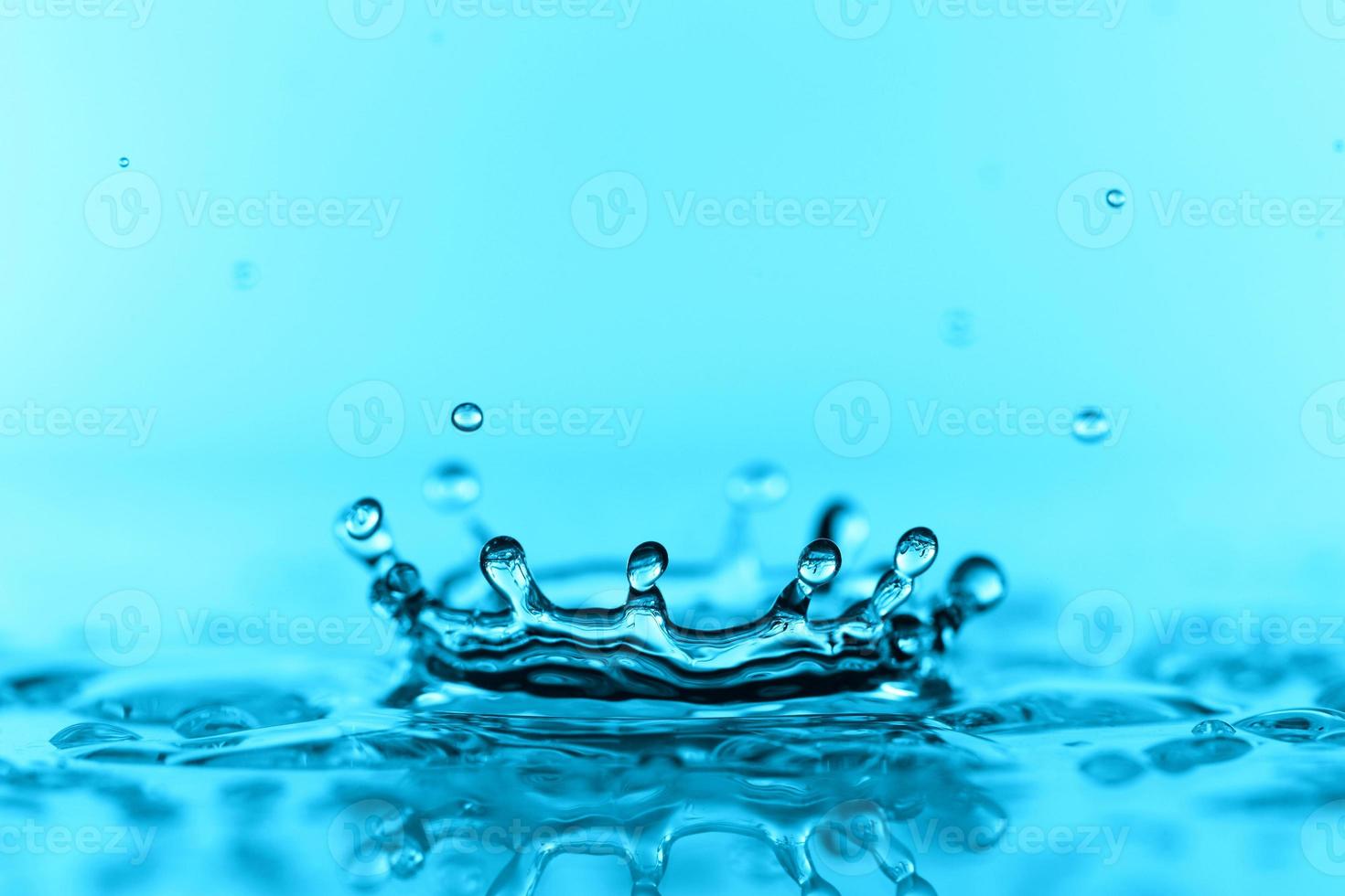 hellblaue transparente Wasserwellenoberfläche mit Spritzblase auf Blau. foto