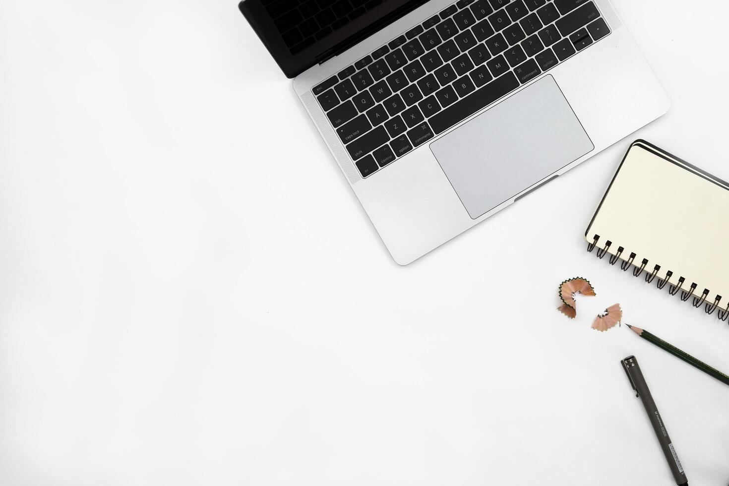 Office-Starterpaket auf dem Schreibtisch aus der Sicht von oben. Büromaterial isoliert auf weißem Hintergrund. Schreibtischkopierraumsammlung für Arbeit oder Büro. foto