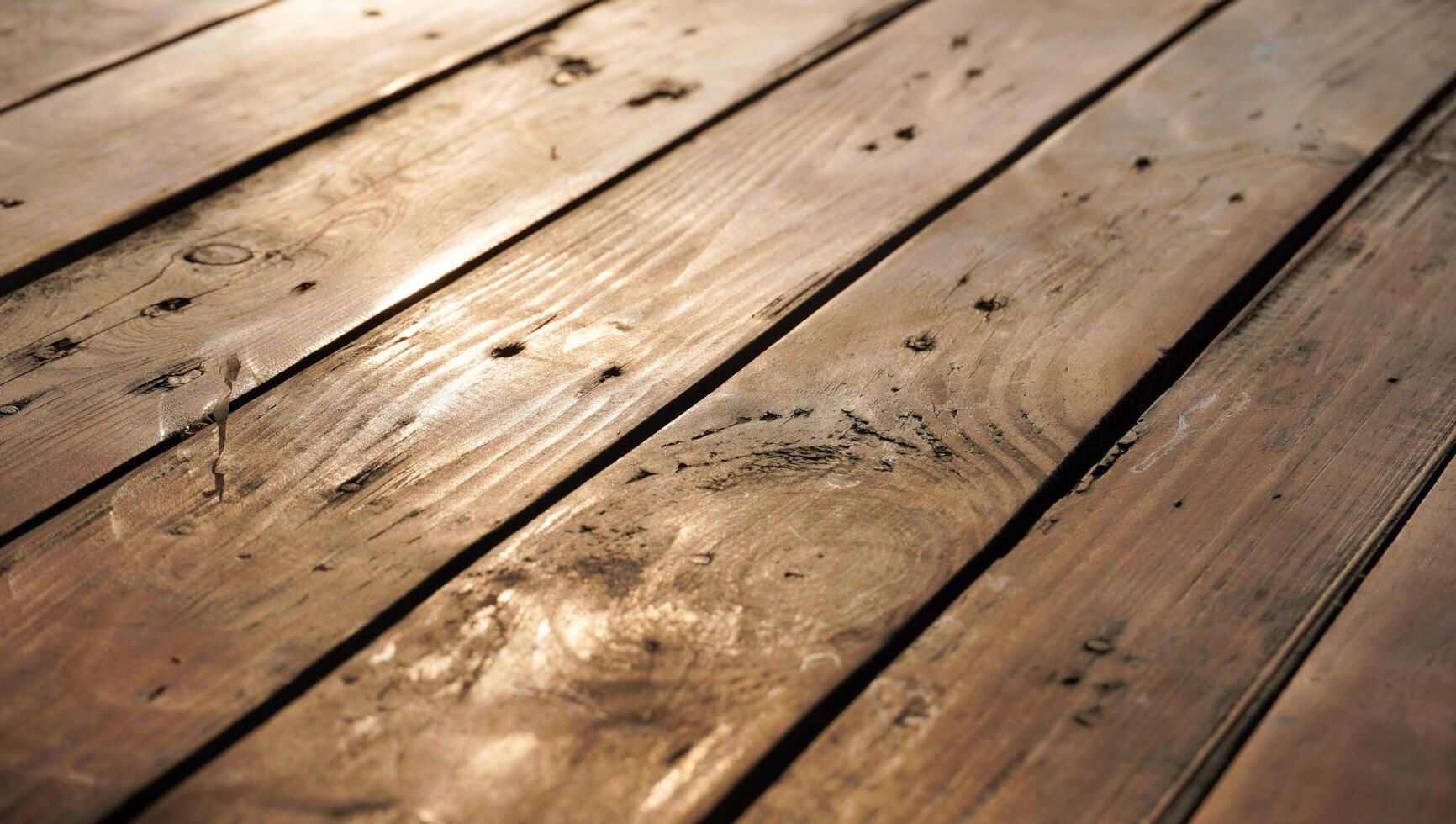 die Detailansicht des Holzbodens. die unebene Beschaffenheit des Bodens, die möglicherweise gefährlich ist. der hölzerne Schuss für einen Hintergrund. foto