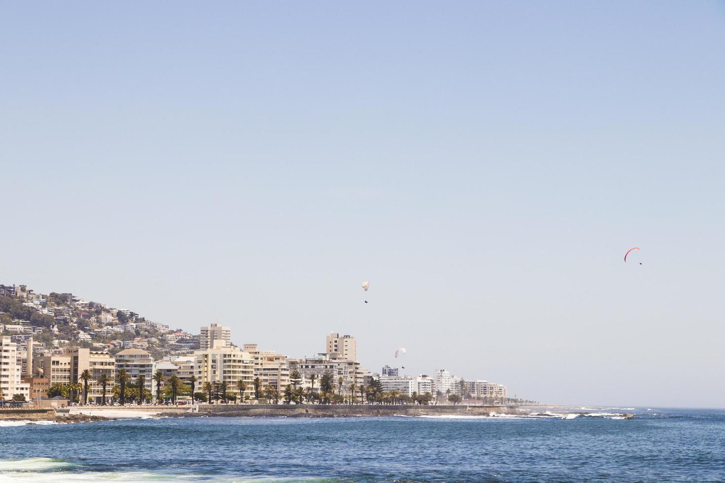 gebrochenes bad strand sea point promenade kapstadt südafrika. foto