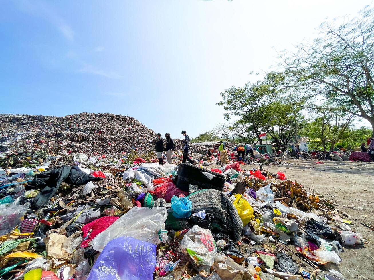 Ponorogo, Indonesien 2021 - Deponie voller Hausmüll. foto