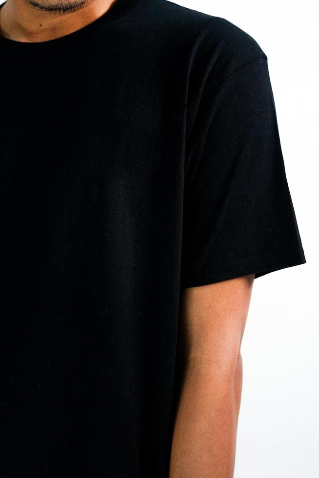 T-Shirt-Modell in schwarzer Farbe. ein Mann, der ein T-Shirt für einen Katalog mit Modellkleidung trägt. Mockup-Grafik aus der Vorderansicht. foto