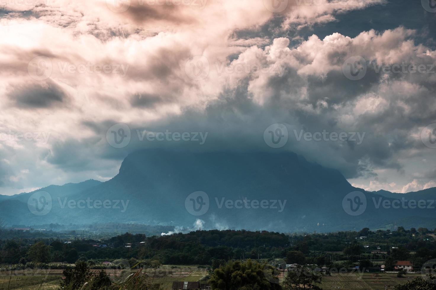 Blick auf den Berg Doi Luang Chiang Dao mit Sonnenstrahlen und Wolken am Abend foto