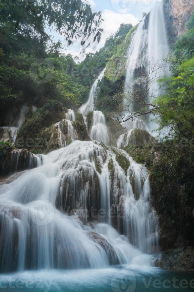 Erawan Wasserfall 7. Stock mit Wasser fließt im tropischen Regenwald im Nationalpark foto