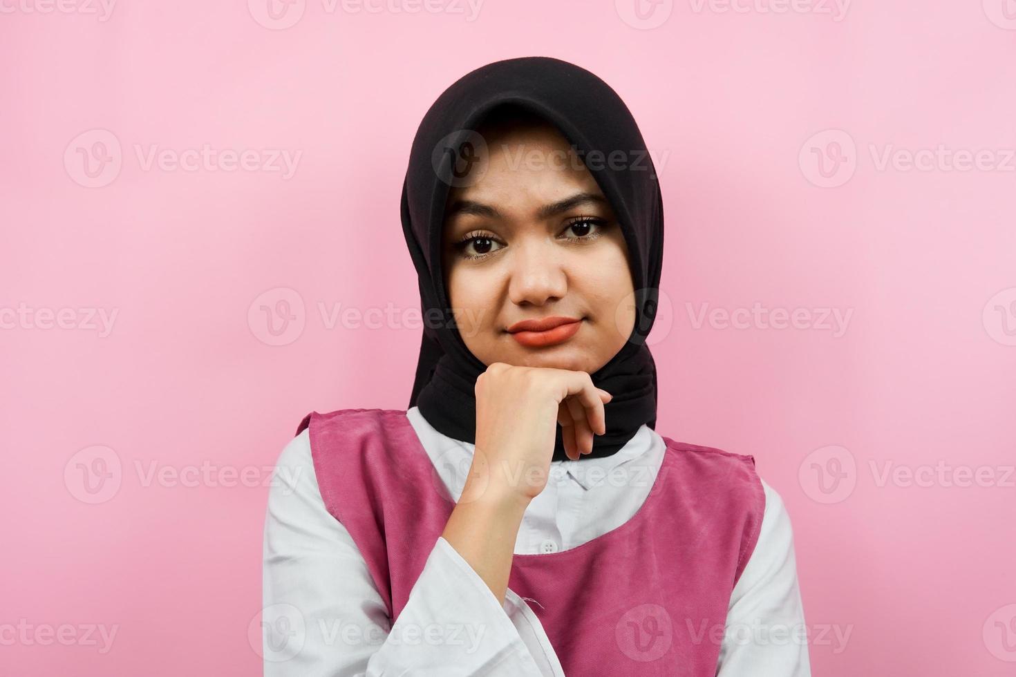 Nahaufnahme einer schönen jungen muslimischen Frau, die denkt, nach Ideen sucht, den leeren Raum betrachtet, etwas präsentiert, isoliert foto