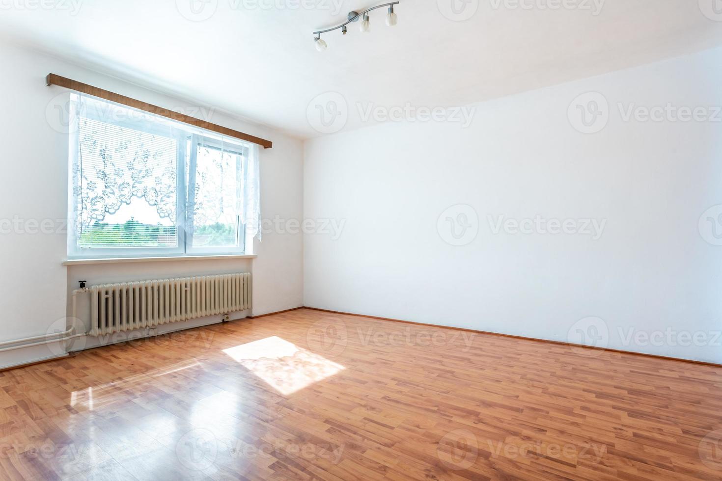 leerer Raum mit Fenster und Boden in einem Plattenhaus foto