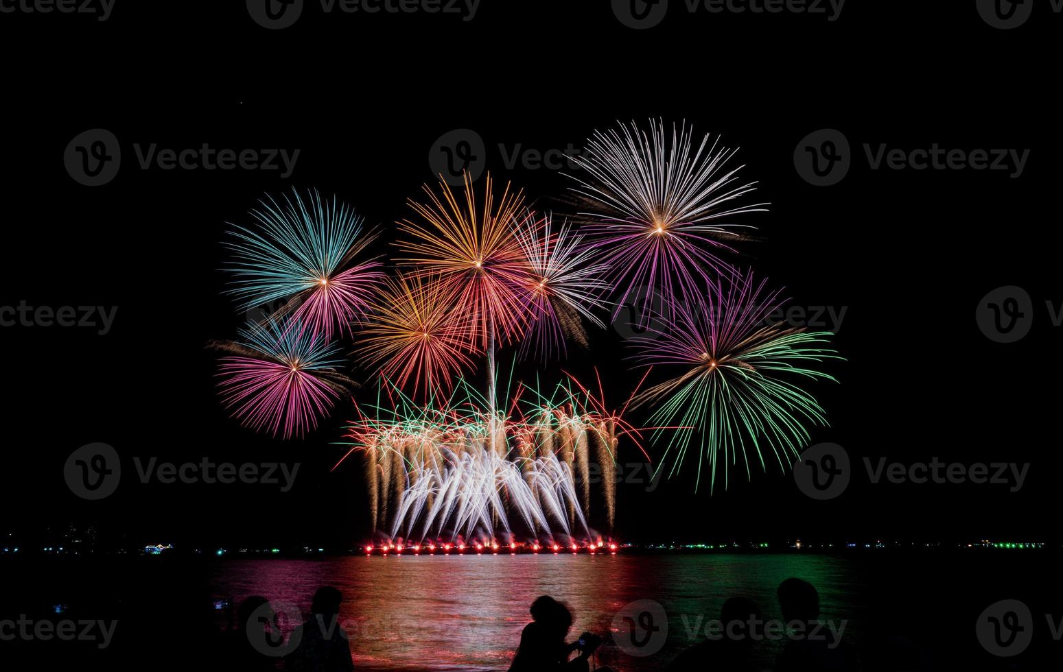 Feuerwerk am Meer in der Nacht zur Feier des neuen Jahres foto