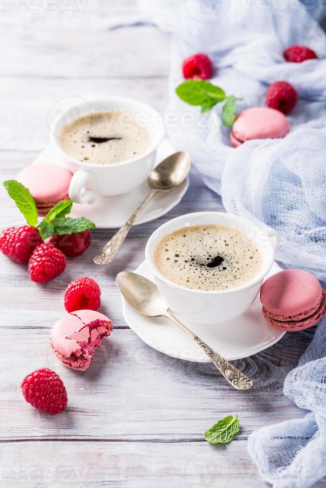 Tasse Kaffee mit französischen Himbeermakronen foto