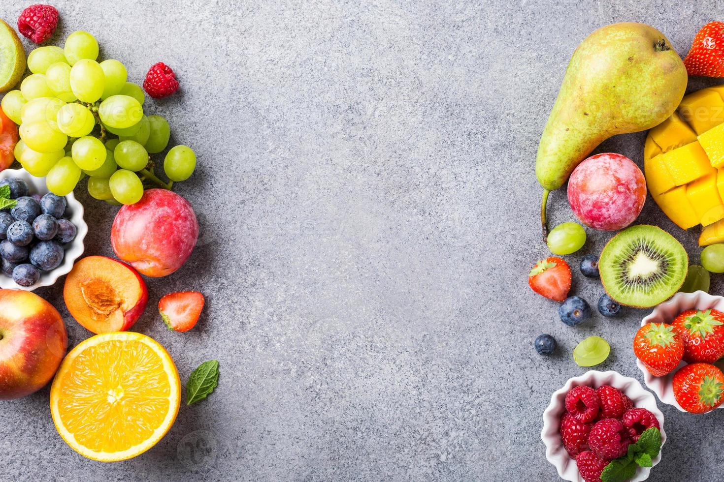 frische verschiedene Früchte und Beeren foto