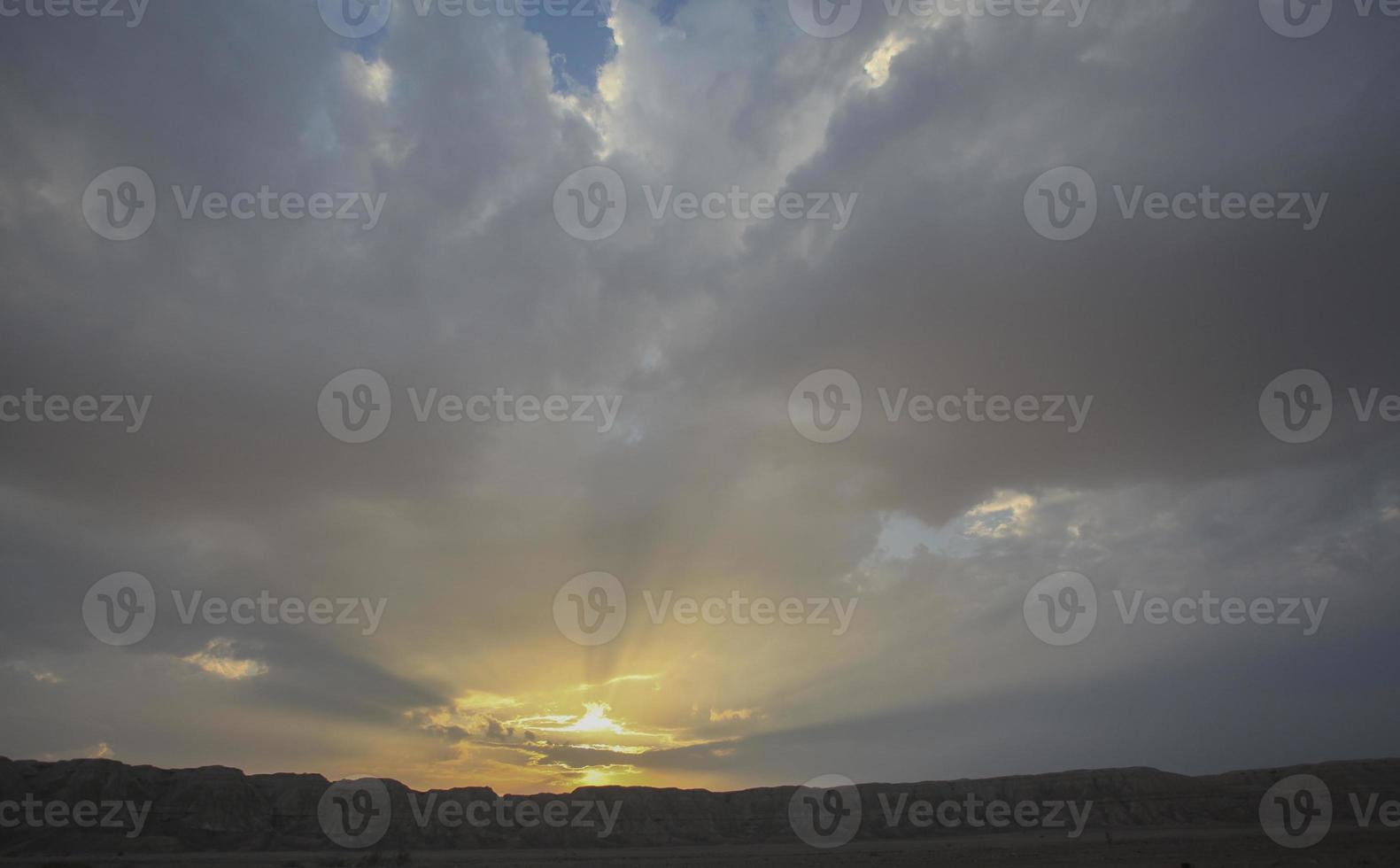 ein verrückter sonnenuntergang in israel mit blick auf das heilige land foto