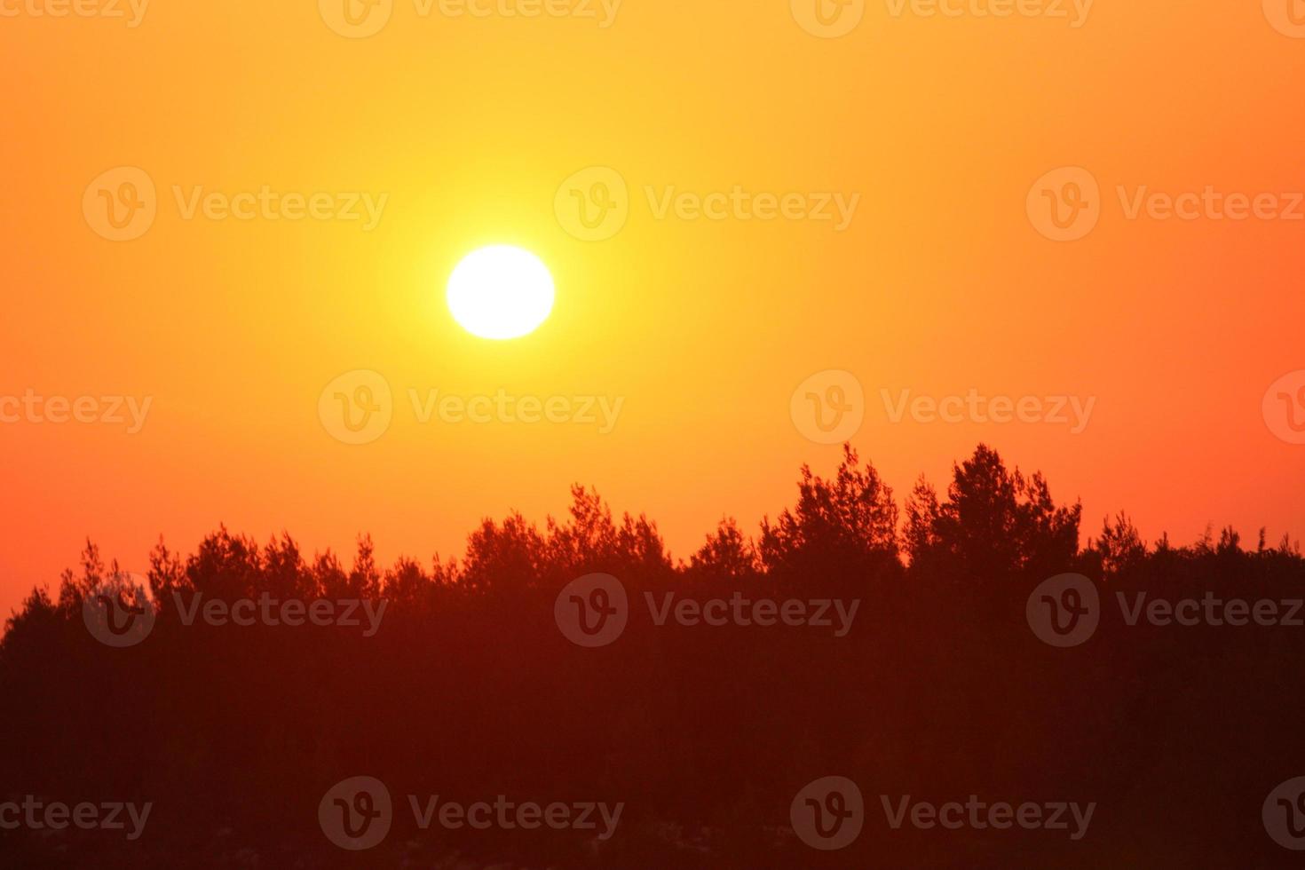 ein verrückter sonnenuntergang in israel mit blick auf das heilige land foto