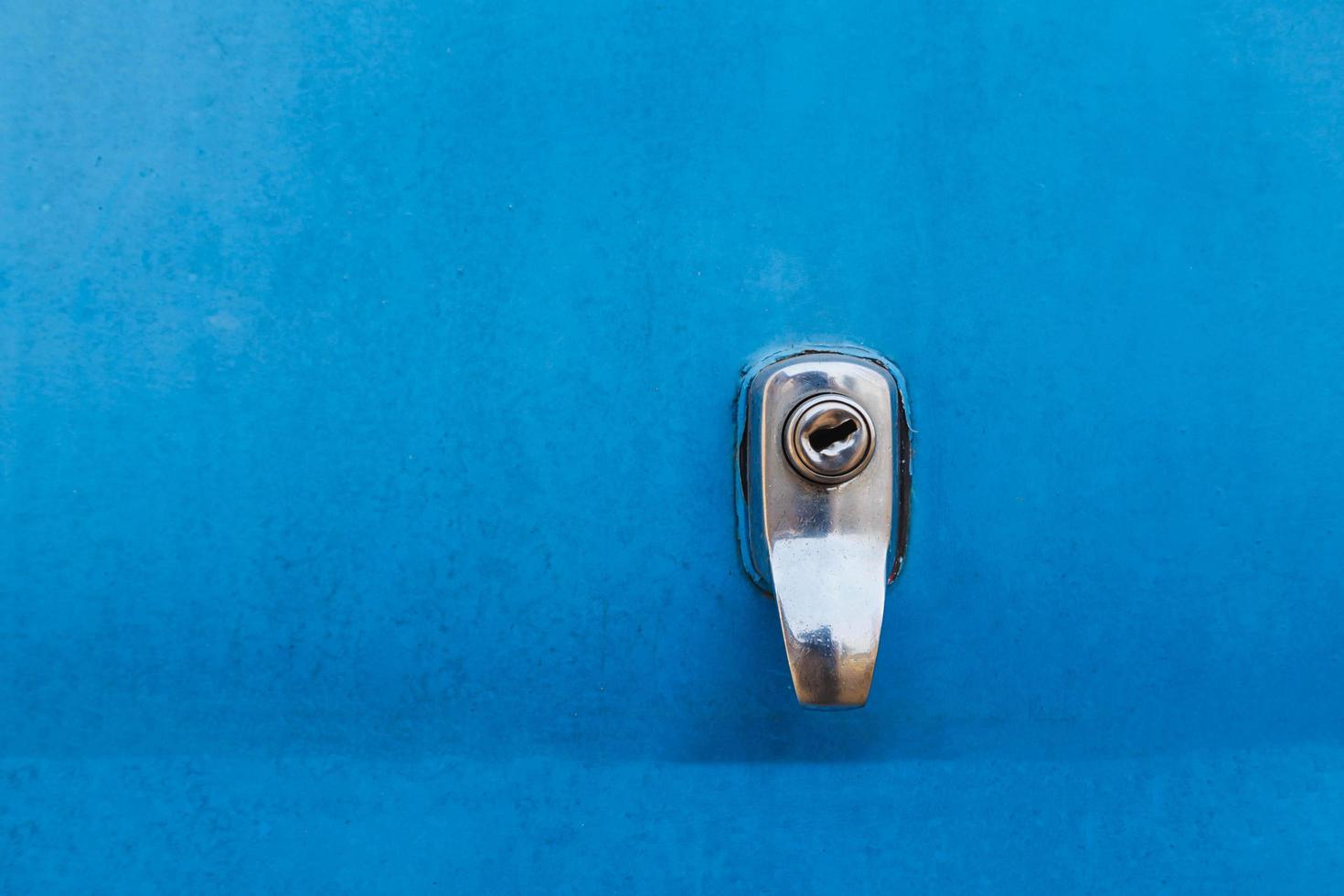 Schlüsselloch auf blauem Hintergrund foto