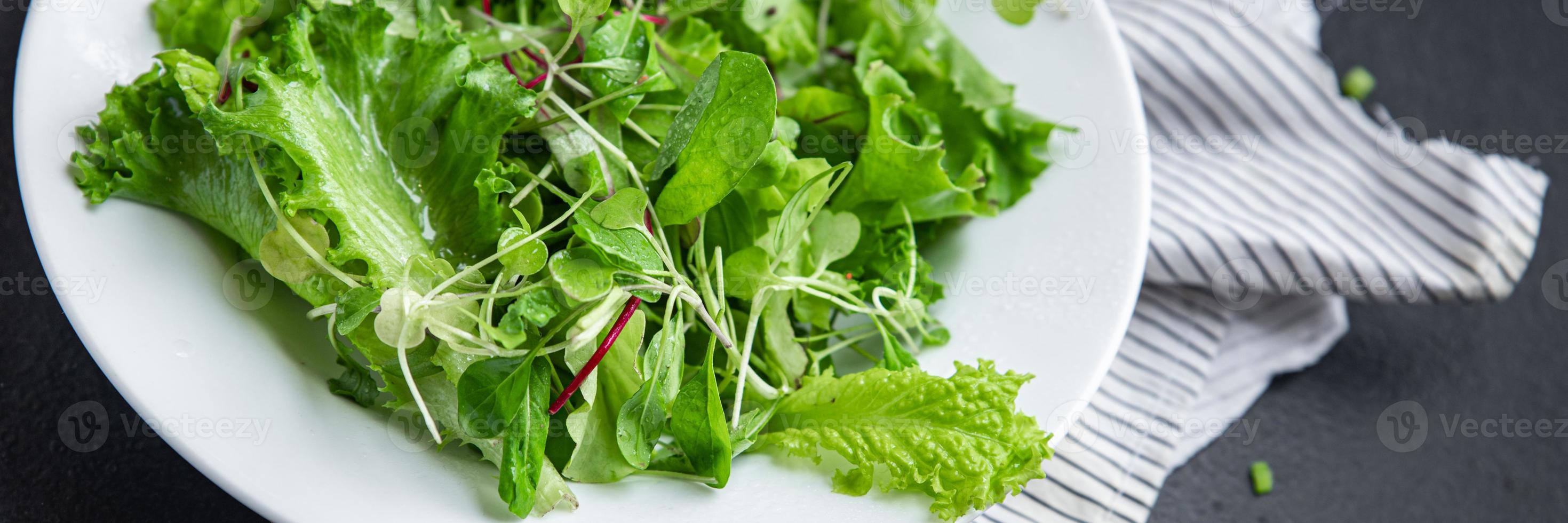 frischer Salatmix Blätter Kräuter foto