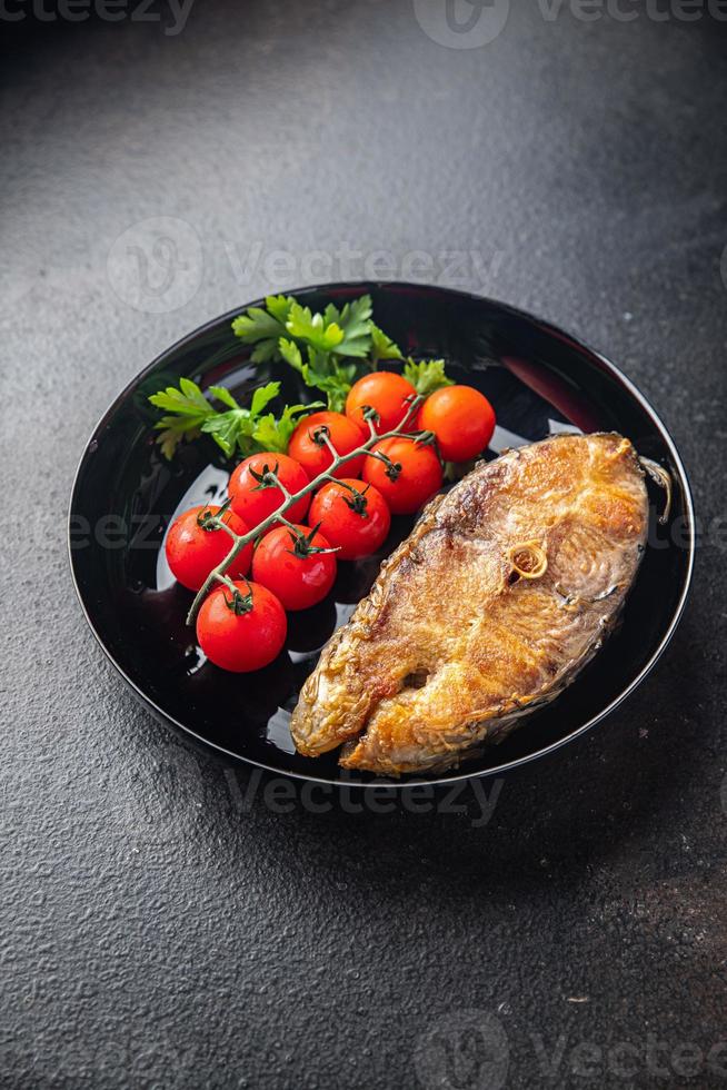 Karpfen gebratenes Fischsteakmahlzeit pescetarische Diät foto