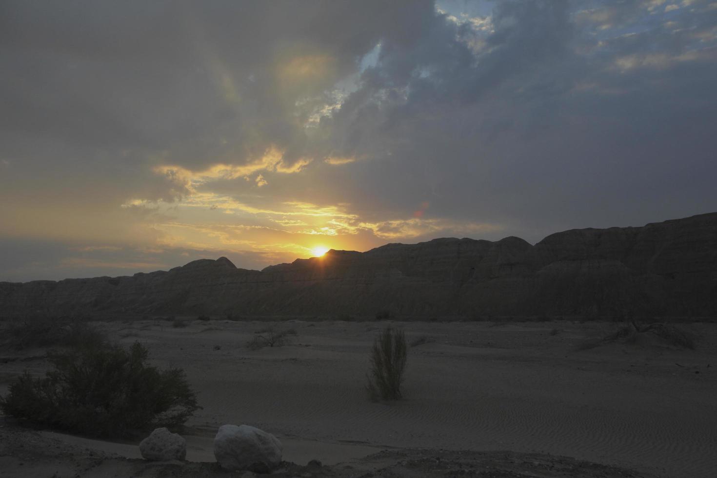 ein verrückter sonnenuntergang in israel mit blick auf das heilige land foto