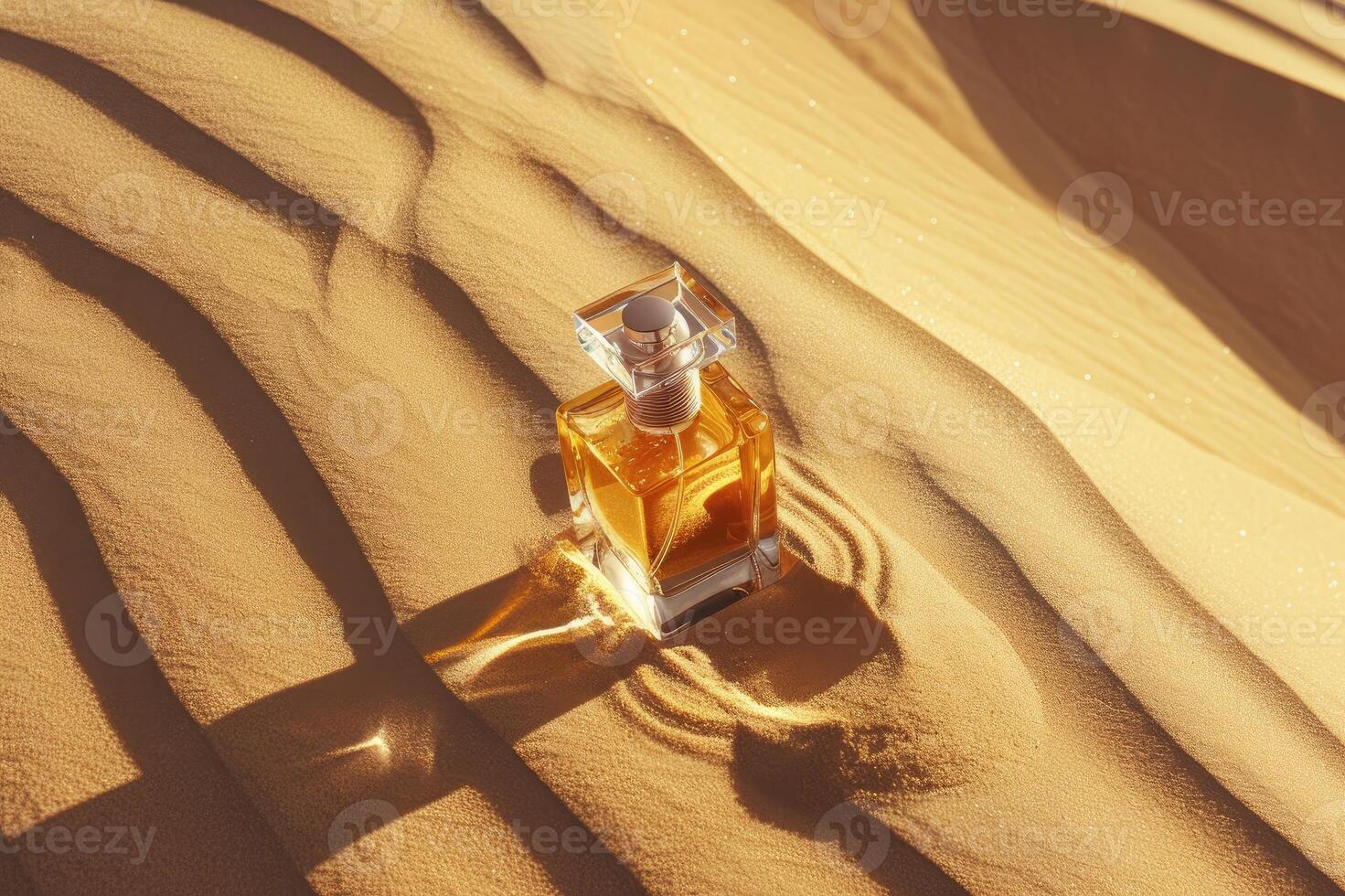 Parfüm Flasche im golden Wüste Sand foto