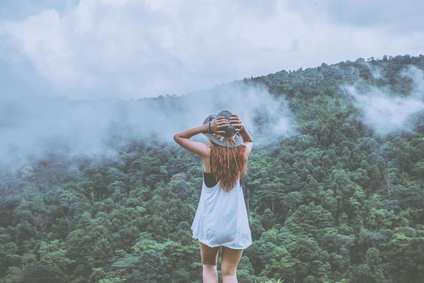 asiatische frauen reisen im urlaub entspannen. wildes naturholz auf dem berg. foto