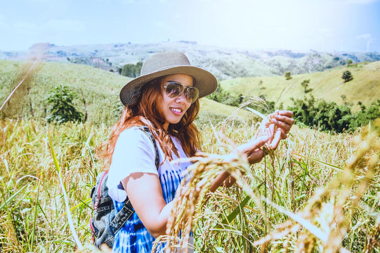 asiatische frauen reisen im urlaub entspannen. stehen natürliche Touch-Gebirgsfeld. Thailand foto