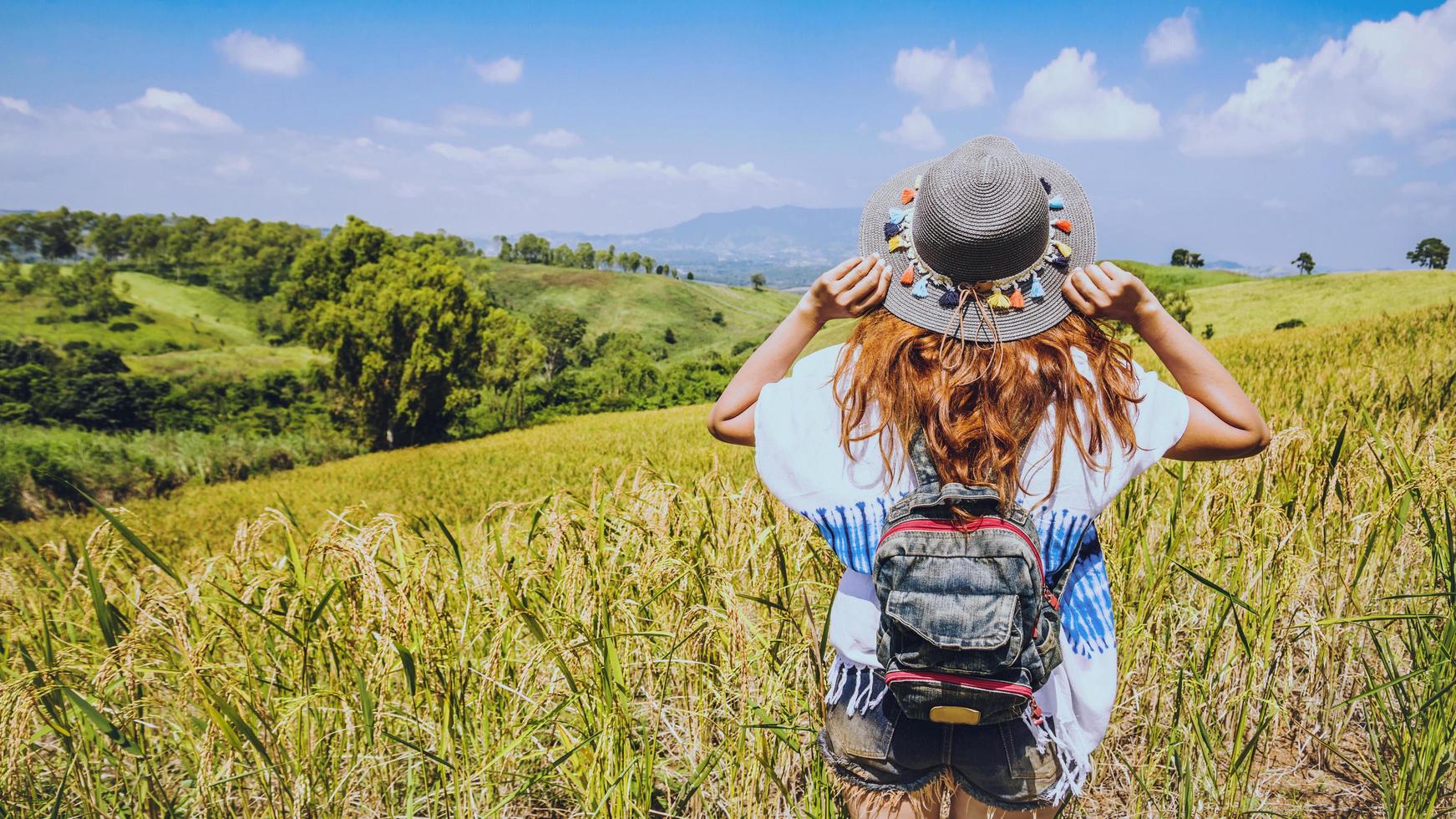 asiatische frauen reisen im urlaub entspannen. stehen natürliche Touch-Gebirgsfeld. Thailand foto