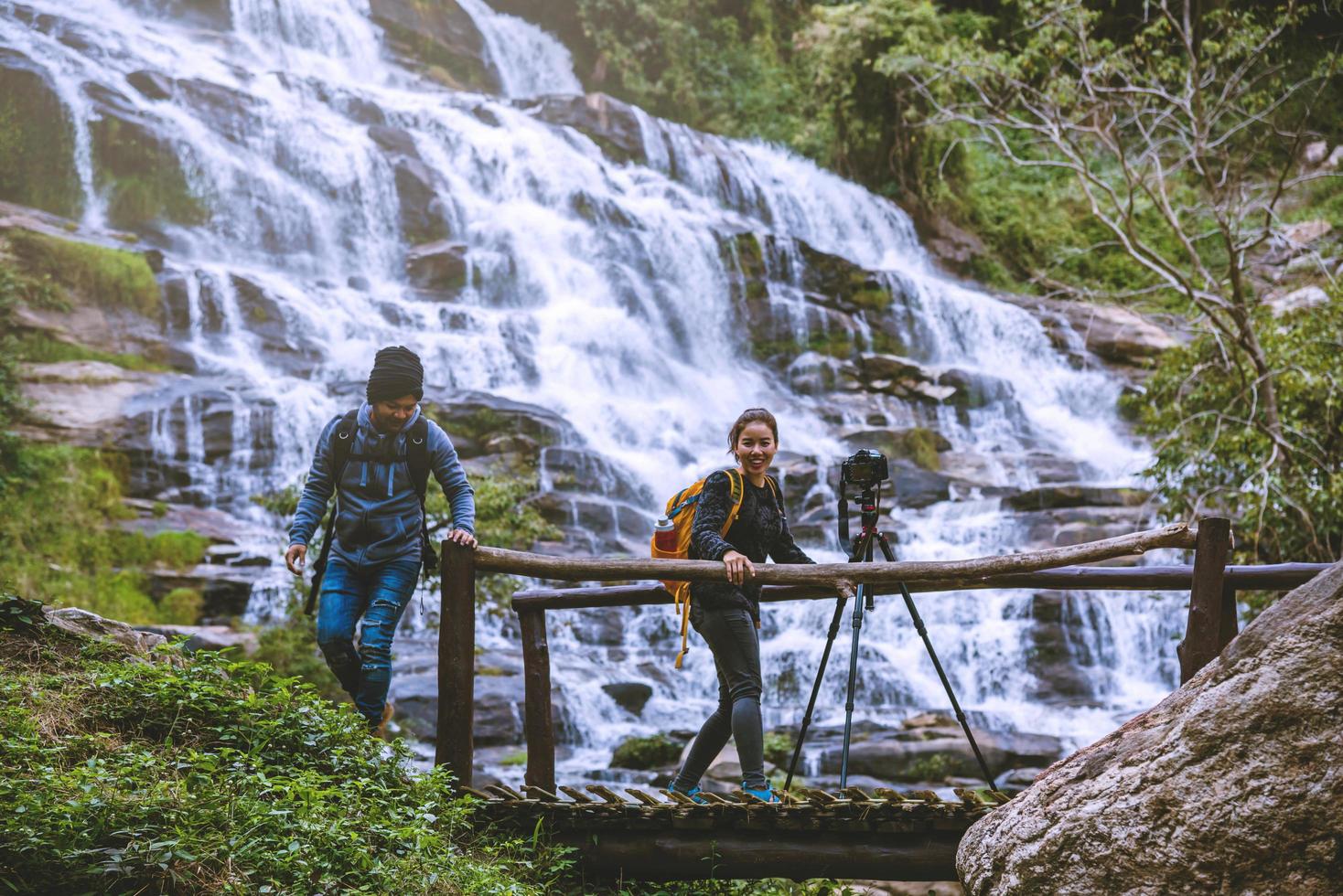 Paare reisen entspannt, um die schönen Wasserfälle zu fotografieren. im Winter. am wasserfall mae ya chiangmai in thailand. Natur reisen. Sommer foto