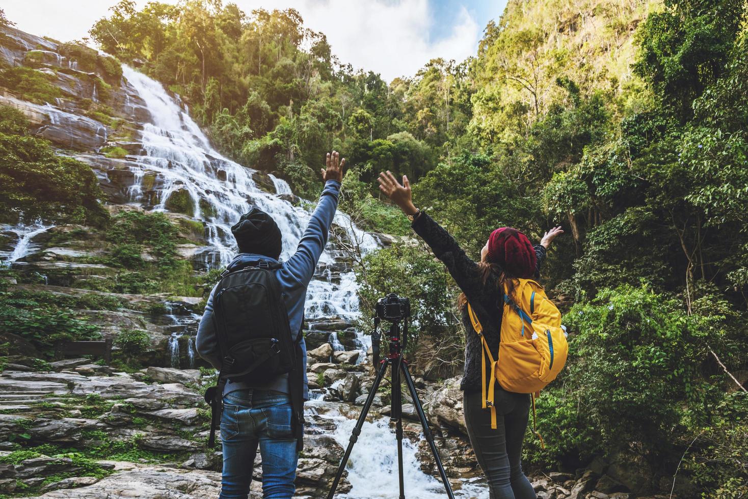 Paare reisen entspannt, um die schönen Wasserfälle zu fotografieren. im Winter. am wasserfall mae ya chiangmai in thailand. Natur reisen. Sommer foto