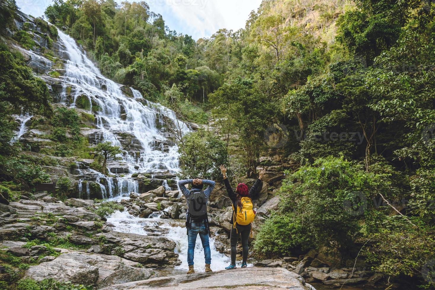 Paare, die reisen, um sich zu entspannen, die Natur zu sehen, den Wasserfall Mae Ya während der Ferien in Chiangmai in Thailand. foto