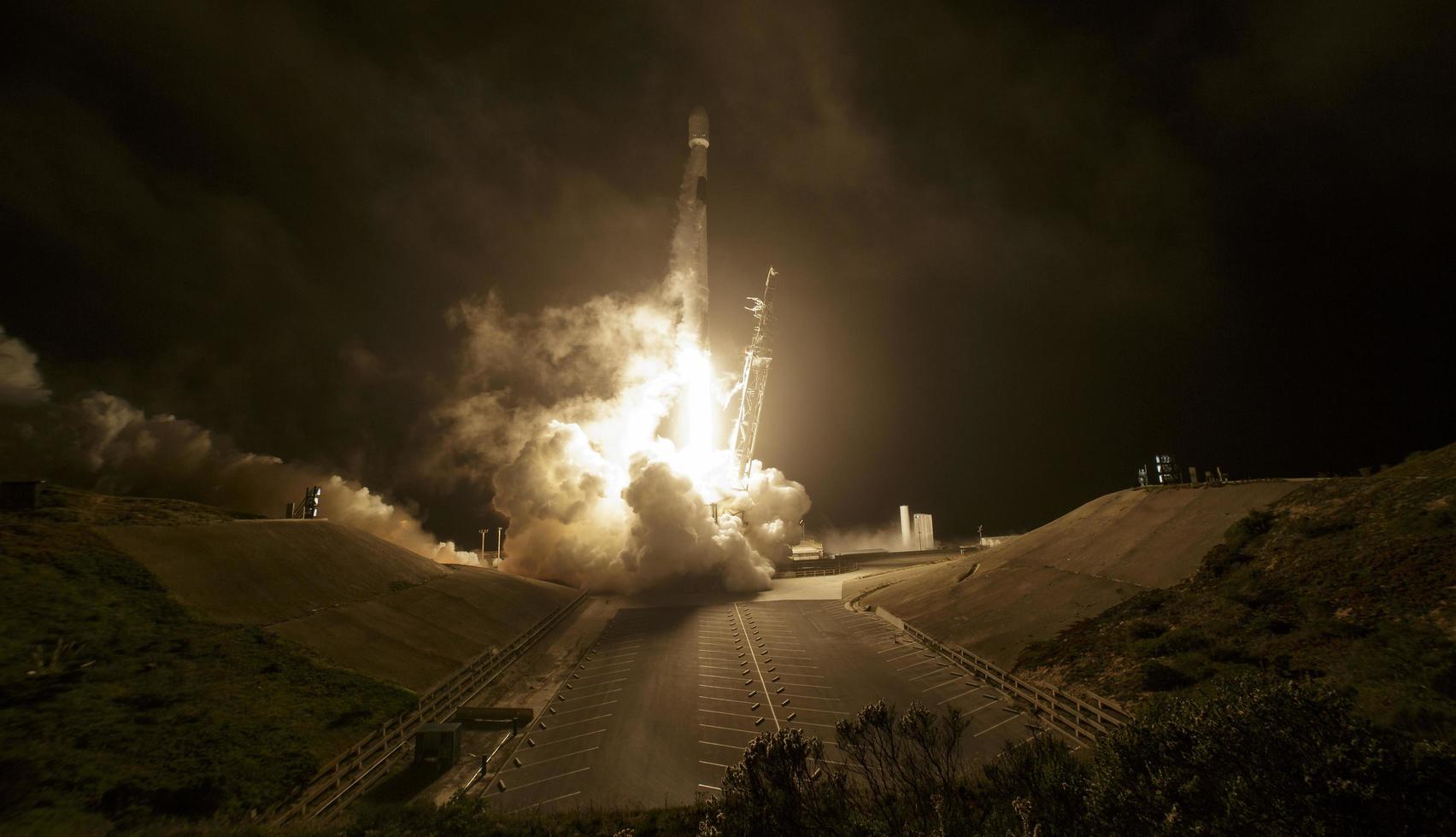 Die Spacex Falcon 9-Rakete startet mit dem doppelten Asteroiden-Umleitungstest foto