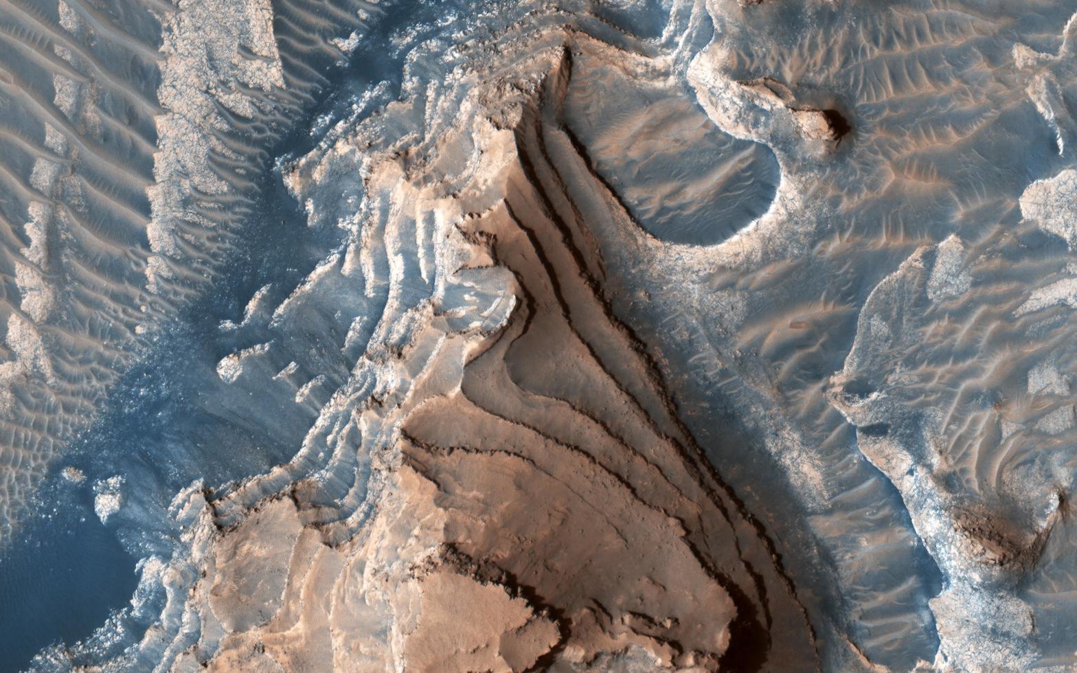 geschichtetes grundgestein auf dem mars, nasa image foto