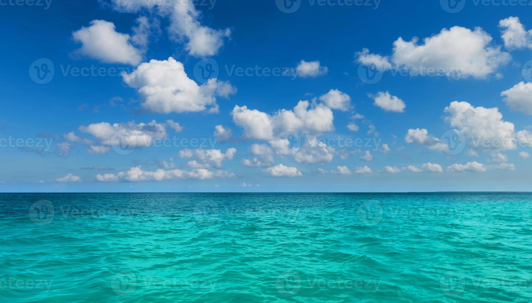 Wunderschöner tropischer Paradiesstrand mit weißem Sand und Kokospalmen auf grünem Meerespanorama. foto