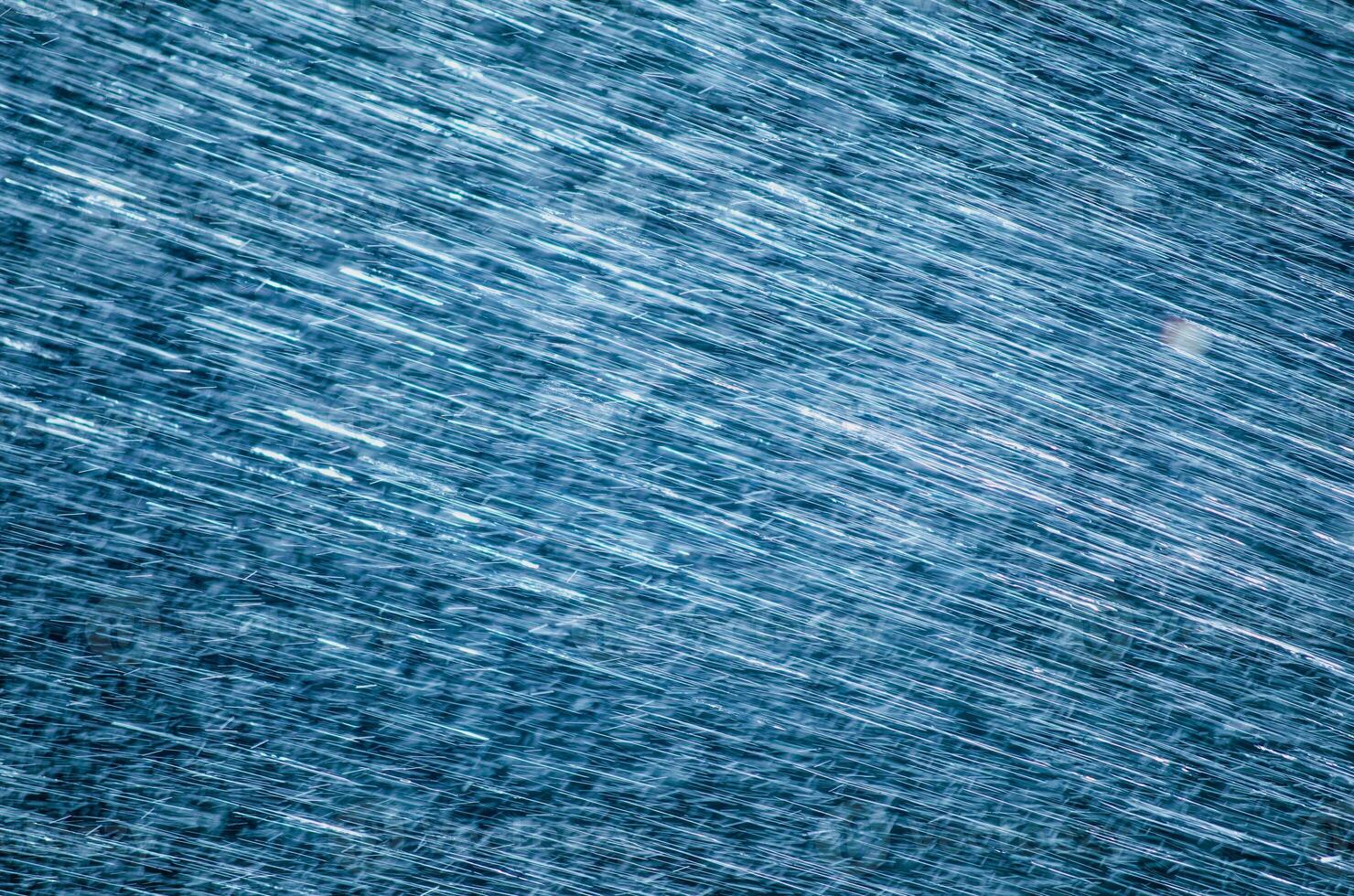 Dunkelblauer Stoff abstrakte Wassertropfenfarbe faltet fragmentierte strukturierte Oberfläche auf blauer Leinwand. foto