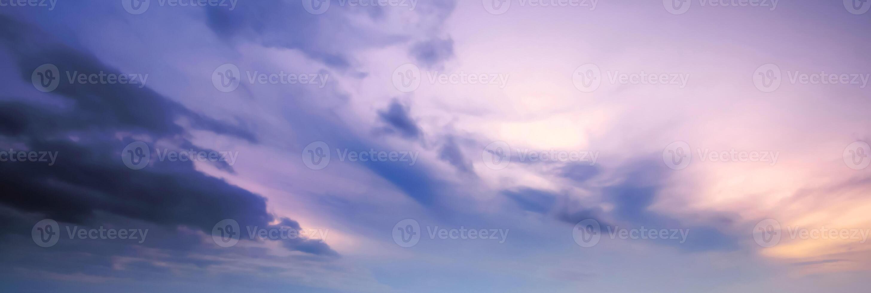 schöne himmel abendschönheit und wolken bei sonnenuntergang, dämmerung, die strahlen der sonne brechen durch die wolken. natürlich foto