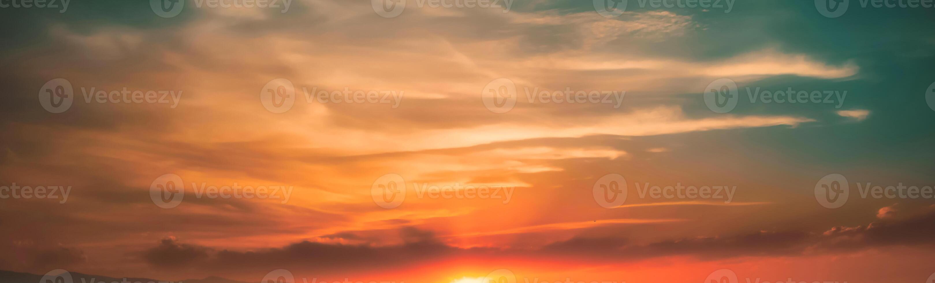 schöne orange himmel abendschönheit und wolken bei sonnenuntergang, dämmerung, die strahlen der sonne brechen durch die wolken. natürlich foto