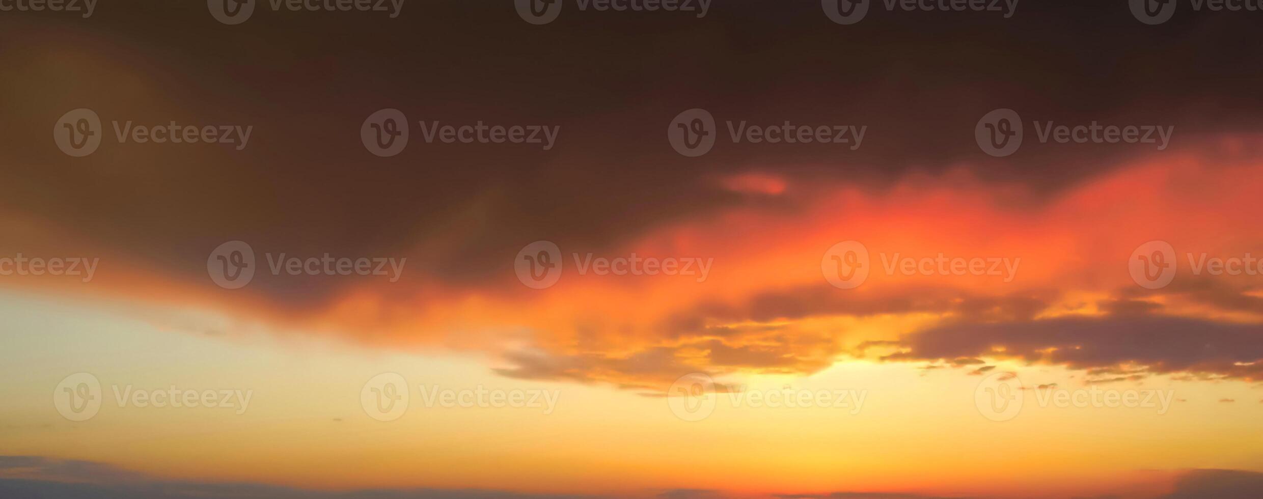 schöne orange und gelbe himmel abendschönheit und wolken bei sonnenuntergang, dämmerung, die strahlen der sonne brechen durch die wolken. natürlich foto