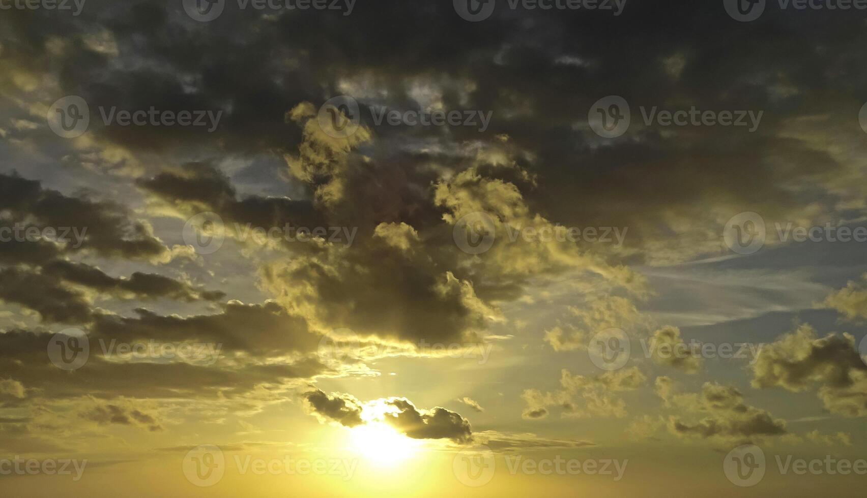 schöne gelbe himmel abendschönheit und wolken bei sonnenuntergang, dämmerung, die strahlen der sonne brechen durch die wolken. natürlich foto